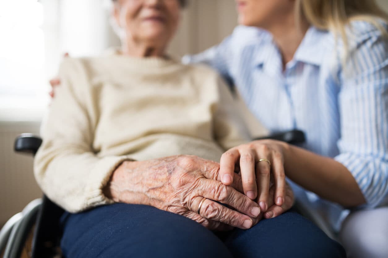 Kleinanzeigen für pflegebedürftige Senioren: So sparen Sie an Vermittlungsprovisionen