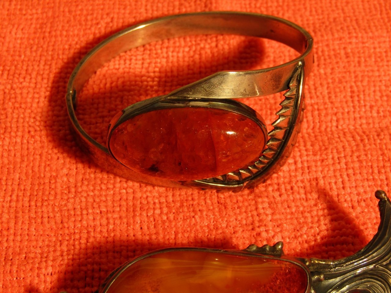 Polens Beitrag zur zeitgenössischen Bernsteinschmuck-Kunst