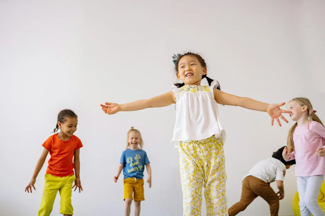Tolle Indoor- und Outdoor-Ideen mit Bewegungsspiele mit Kindern