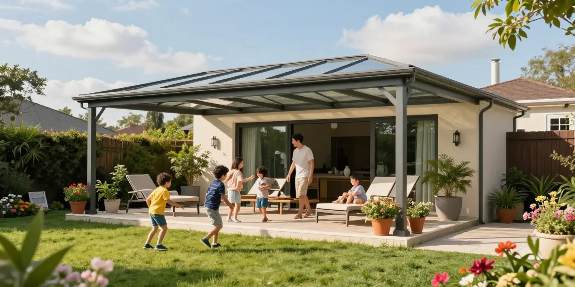 Freistehende Terrassenüberdachung mit Familie im Garten unter sonnigem Himmel.